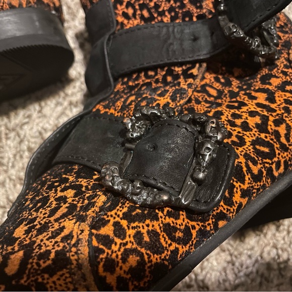 TUDOR
SUTTON: WOMEN'S
SKULL BUCKLE BOOT - Picture 5 of 6